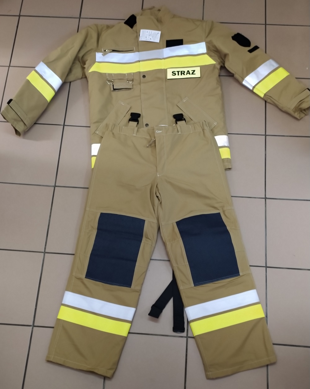 Zdjęcie przedstawia ubranie strażackie specjalne, składającego się z bluzy i spodni