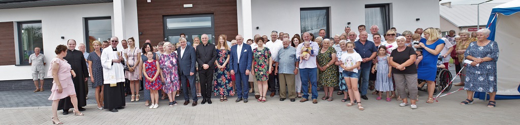 Mieszkańcy Hołówek Dużych wraz z gośćmi na uroczystym otwarciu świetlicy  w dniu 10 lipca 2021 roku