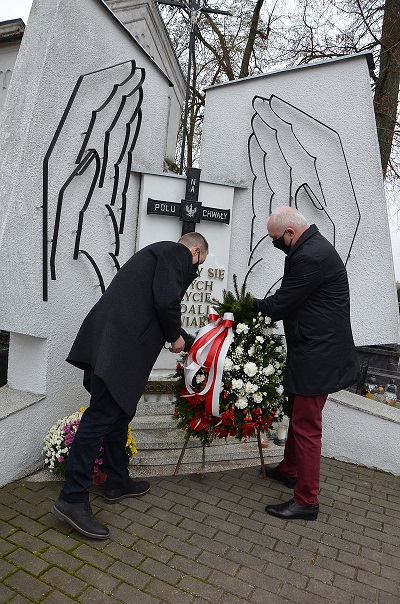 Wójt gminy Juchnowiec Kościelny Krzysztof Marcinowicz i dyrektor Ośrodka Kultury Krzysztof Sokólski oddali hołd bohaterom składając w Juchnowcu Kościelnym wieńce pod pomnikiem „Za Wiarę i Ojczyznę” oraz pod pomnikiem żołnierzy poległych w wojnie 1920 roku oraz zapalając znicze na symbolicznym miejscu kaźni żołnierzy i działaczy podziemia niepodległościowego w Olmontach