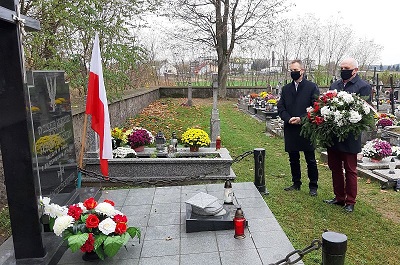 Wójt gminy Juchnowiec Kościelny Krzysztof Marcinowicz i dyrektor Ośrodka Kultury Krzysztof Sokólski oddali hołd bohaterom składając w Juchnowcu Kościelnym wieńce pod pomnikiem „Za Wiarę i Ojczyznę” oraz pod pomnikiem żołnierzy poległych w wojnie 1920 roku oraz zapalając znicze na symbolicznym miejscu kaźni żołnierzy i działaczy podziemia niepodległościowego w Olmontach