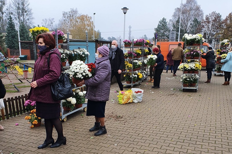 Zdjęcie z rozdawania chryzantem mieszkańcom gminy pod Szkołą Podstawową im. Jana Pawła II w Kleosinie