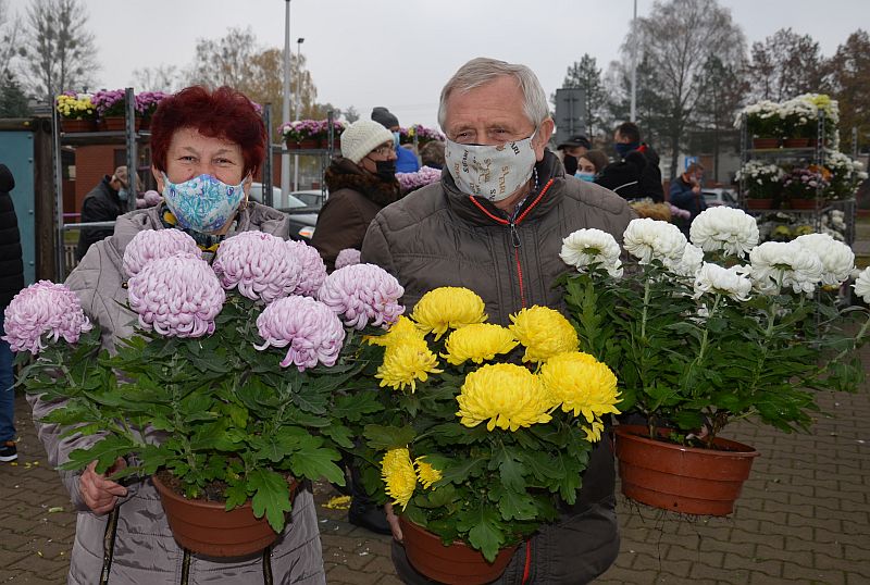 Zdjęcie z rozdawania chryzantem mieszkańcom gminy pod Szkołą Podstawową im. Jana Pawła II w Kleosinie