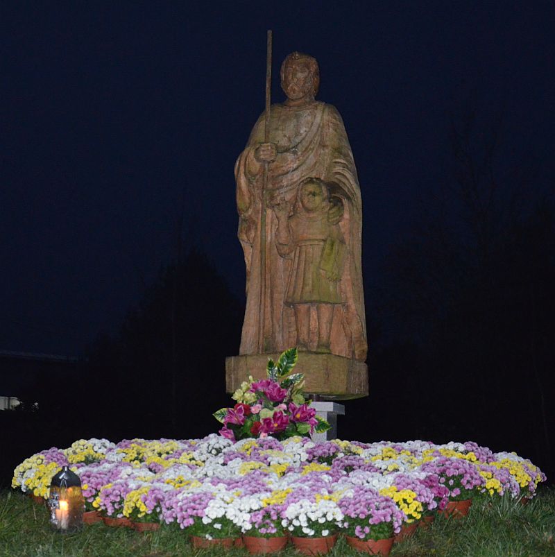 Zdjęcie przedstawia rondo w Koplanach przyozdobione chryzantemami przez Urząd Gminy Juchnowiec Kościelny